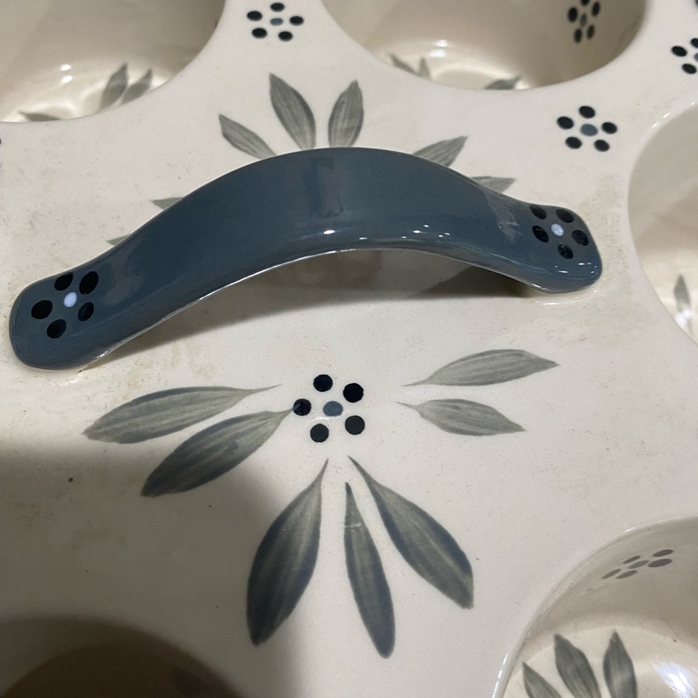 Temptations by Tara, Old World Texas Muffin Pan in Taupe Green - Picture 5 of 9